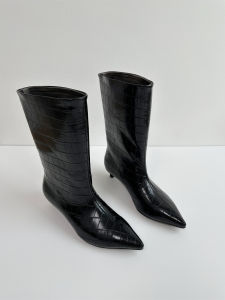 รองเท้าบู๊ตหัวแหลมหนังแท้สไตล์วิสโคสสีแดงเข้ม ทรงสั้น ดีไซน์เรียบง่าย ส้นสูงปานกลาง สำหรับผู้หญิง ฤดูใบไม้ร่วง 2024