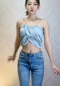 เสื้อเปิดไหล่ เกาะอก สายเดี่ยวสีขาว ดีไซน์ผ้าไขว้ทับกัน คอเย็บจับจีบ ข้างลำตัวและหลังสม็อคยางยืด แถม!สายเสื้อโซ่ทอง เสื้อครอป #3042