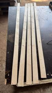 ไม้สนใหม่ ไม่มีรูตะปู ขนาดกว้าง 3.5 เซน หนา 1 เซน ยาว 130 เซน ราคามัดละ 135 บาท (1 มัดมี 5 แผ่น)