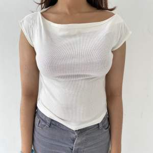 Reverie - Nashia Top - Kaos Wanita Lengan Pendek Boat Neck Crop Basic - Atasan Wanita Bahan Spandex Short Sleeve One Size