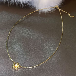 Elegant Gold Flower Diamond Embedded Necklace Simple Personality Versatile Lockbone Chain Delicate Sweet Neck Chain Fashion Jewelry