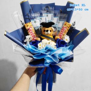 Buket Uang Boneka Silverqueen 55gr Besar | Buket Bunga Artificial | Buket Bunga Sabun | Buket Wisuda | Hadiah untuk Pacar - Our Stuff Indonesia
