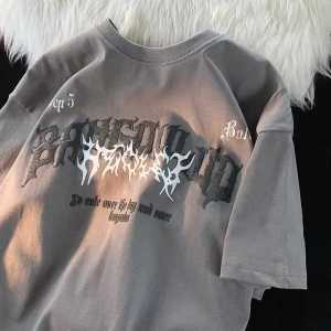 เสื้อยืดผ้าฝ้ายสไตล์อเมริกันวินเทจหลวมพอดีพร้อมพิมพ์ตัวอักษรสําหรับผู้ชายผู้หญิงขนาดบวกแขนสั้นเสื้อผ้าทํางานลําลอง