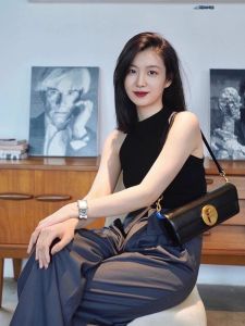 เสื้อกั๊กแขนกุดผ้าไหมน้ำแข็งสีดำสไตล์ฮ่องกงสำหรับผู้หญิงในฤดูร้อน เสื้อยืดคอวีแบบสวมหัว ทรงสลิมฟิต ทรงสั้น สีพื้น