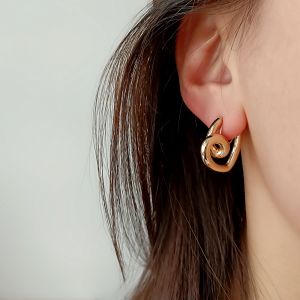 Elegant Heart Shaped Silicone Ear Cuffs No Piercing Required Womens Fashion Minimalist Cold Style Ear Jewelry Clip Ons