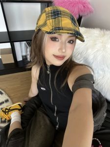 หมวกจิตรกรด้านหน้าลายสก๊อตลําลองสําหรับผู้ชายผู้หญิงสไตล์ตารางหมากรุกสีเหลืองพร้อมชายคาสั้นสําหรับทุกฤดูกาล