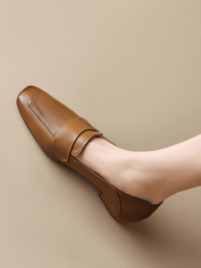 รองเท้าส้นแบนหนังวัวชั้นบน ทรงหัวเหลี่ยม รองเท้าสวมแบบสวมสบายสำหรับผู้หญิง ฤดูใบไม้ผลิและฤดูใบไม้ร่วง รองเท้าหัวเหลี่ยมแบบสวมสบาย