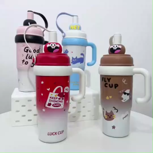 แก้วสแตนเลส แก้วเก็บอุณหภูมิพร้อมตัวกรองใบชา แบบหูจับมีฝาจุกปิดหลอดกันฝุ่น กันน้ำหก ขนาด 780 ml. มี 4 สี พร้อมส่งจากไทย!!