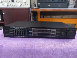 Preamplifier Kenwood KC-105 đẹp keng nguyên zin hoạt động hoàn hảo hàng xuất Mỹ đế điện 120v. Máy có cần chỉnh bass treble có loudness tăng bass và cổng phono chơi đĩa than chất âm rất hay