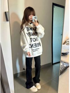 เสื้อสเวตเตอร์ฮู้ดพิมพ์ลายตัวอักษรสตรีทสไตล์อเมริกันสำหรับผู้หญิง ฤดูใบไม้ร่วง/ฤดูหนาว เสื้อผ้าทำงานแบบอวบอิ่ม แฟชั่นคู่