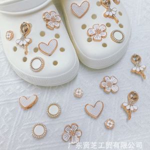 10ชิ้น Crocs Jibbitz ดอกไม้ประดับตกแต่งรองเท้าบัลเล่ต์สีทองที่มีหัวเข็มขัดรองเท้าแบบถอดได้ฝังเพชรสำหรับ Crocs