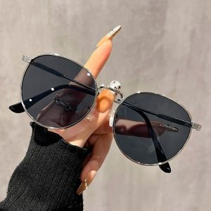 Ladies Fashionable Glasses with Circular Metal Frame Are Suitable for Street Photography Daily Commuting