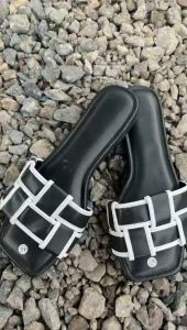 Sandal Flat Wanita Kekinian Anti Licin dengan Desain Geometris Monokrom - KTP 01