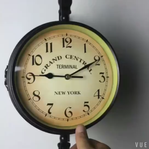 【การจัดส่งท้องถิ่น】ย้อนยุคสองด้านหมุนนาฬิกาแขวนโลหะนาฬิกาแขวนกลางแจ้ง/บ้าน/อุปกรณ์ตกแต่งสวนนาฬิกายุโรปของขวัญติดผนัง + วงเล็บ