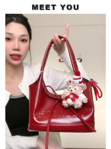 กระเป๋าถือทรงถังขนาดใหญ่สีแดง กระเป๋าสะพายไหล่ผู้หญิง กระเป๋าแต่งงาน กระเป๋าสะพายประจำวัน กระเป๋าถือ PU ความจุขนาดใหญ่ กระเป๋าถือแบบสะพายไหล่แบบลำลอง