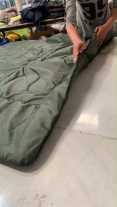 ถุงนอนพกพา พับเก็บเป็นหมอนแบบสีพื้น ห่มกันหนาว ไปแคมป์ปิ้งขนาดกระทัดรัด ขนาด70x190cm มีสองความหนาให้เลือกซักเครื่องได้ พกพาสะดวก น้ำหนักเบา