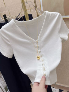 เสื้อยืดคอกว้างสีขาวทรงเข้ารูปสำหรับผู้หญิง แขนสั้น ดีไซน์เก๋ไก๋ ปิดด้วยกระดุม แฟชั่นฤดูร้อน 2025 เสื้อยืดคอกลม