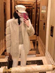 Womens Double-Color Fox Fur Jacket Loose Fit Winter Coat Integrated Leather And Fur Thickened Bubble Sleeve V-Neck Commute Style