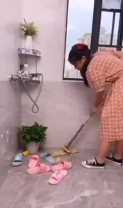 Giá treo dép dán tường nhà tắm kệ để vung gài khăn bằng sắt đơn giản gọn gàng hình tam giác  Mô tả sản phẩm:  - Giá để dép treo tường gọn nhẹ giúp tiết kiệm không gian lại giúp dép được ráo nước nếu là dép nhà tắm - Mặt sau tấm dán cường lực là keo chu