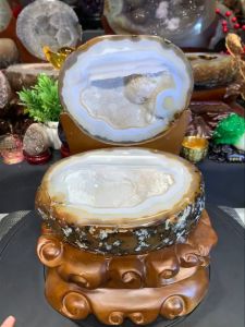 💯large agate bowl agatw box🔮天然玛瑙聚宝盆 特美外皮(豹纹🐆) 盆边黄白玛瑙包边 带有玛瑙眼 + 横纹玛瑙  洞里颗粒小爆花玛瑙 带有亮晶小软糖 🆓附送：特制雕刻实木底座  total saiz with base ：整体高high: 29cm  底座宽width: 20.5x20cm  总重weight: 6.3kg  agate saiz ：玛瑙宽width: 20cm  洞深hole: 2.3cm  净重raw weight: 4.65kg