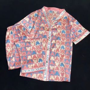 ส่งฟรี ใหม่ ชุดนอนผ้าซาติน ไหมแพร คอวี ผ้าลื่น ใส่สบาย 2ชิ้น เสื้อแขนสั้น+กางเกงขายาวและขาสั้น ลายการ์ตุนน่ารัก สินค้าในไทยพร้อมส่งในไทย เก็บคูปองส่งฟรี