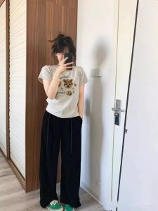 เสื้อยืดแขนสั้นผ้าฝ้ายแท้สีขาวน้ำนมสำหรับผู้หญิง ทรงเข้ารูป เสื้อแขนสั้นพิมพ์ลายน่ารัก สไตล์วิทยาลัย เสื้อแฟชั่นฤดูร้อน