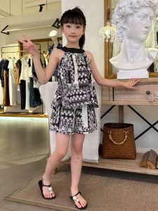 ชุดเด็กผู้หญิงฤดูร้อน ชุดสองชิ้นคอวีแขนกุด กระโปรงสั้นผ้าไหมน้ำแข็ง ชุดแฟชั่นสำหรับเด็กโตและเด็กวัยกลางคน
