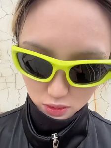 AHOURR ใหม่แว่นตากีฬาอินเทรนด์ Y2K แว่นกันแดดปั่นจักรยานแคทอายที่ทันสมัยและมีสีสันสำหรับผู้ชายและผู้หญิง