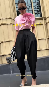 กางเกงผ้าเนื้อดีพรีเมียม ทรงบอลลูนดีเทล ผ้านิ่ม ไม่ยับง่าย ใส่สบาย เอวแต่งแถบหน้า สม็อคยืดด้านหลัง แมตช์ได้ทั้งลุคทำงานและลุคชิค 51120.3 ให้คุณดูมีสไตล์และมั่นใจในทุกโอกาส 🌟 กางเกงผ้าเนื้อดีพรีเมียม ทรงบอลลูนดีเทลจับจีบด้านหน้า และเย็บจับจีบด้านข้าง ทำใ