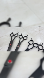 Wingsbro Kéo cắt tỉa lông thú cưng bằng thép không gỉ đầu cong phù hợp cho các cửa hàng thú cưng và dịch vụ cắt tỉa lông chó tại nhà. Chắc chắn và bền bỉ màu đen