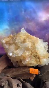 Bụi đá thạch anh tự nhiên vàng tán sắc Citrine năng lượng vũ trụ mạnh tặng đế gỗ 569