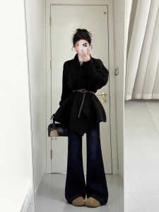 เสื้อคาร์ดิแกนคอปกสีดำสไตล์ฝรั่งเศสไม่สมมาตร เสื้อคลุมกันหนาวผู้หญิงทรงหลวมสบายๆ สายเดี่ยว แขนยาว ฤดูใบไม้ร่วง 2025