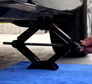 Dongkrak Mobil 1 Ton: Alat Perbaikan Ban Mobil yang Praktis