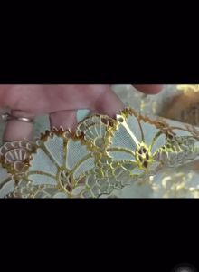 Taplak Meja Hias Tamu Oval Persegi Panjang Kotak PVC Warna Gold Anti Air Murah\\n\\n Apa itu Taplak Meja Hias Tamu?\\n\\nTaplak meja hias tamu adalah aksesori dekoratif yang digunakan untuk menutupi permukaan meja tamu, nakas, atau bahkan di acara perkawinan dan prasmanan. Taplak meja ini tersedia dalam berbagai bentuk, desain, dan ukuran, salah satunya adalah taplak meja hias tamu oval persegi panjang kotak PVC warna gold anti air murah.\\n\\n Bentuk Taplak Meja Hias Tamu\\n\\nTaplak meja hias tamu ini tersedia dalam bentuk oval atau kotak (persegi panjang), sehingga dapat disesuaikan dengan kebutuhan dan preferensi Anda. Taplak meja ini cocok untuk berbagai situasi dan acara, mulai dari dekorasi rumah hingga acara perkawinan dan prasmanan.\\n\\n Desain Taplak Meja Hias Tamu\\n\\nDesain taplak meja hias tamu ini terinspirasi dari bunga dengan ornament emas, yang memberikan nuansa mewah dan elegan. Taplak meja ini tersedia dalam ukuran 40cmx83cm untuk model kotak dan oval, serta 50x83cm untuk model besar kotak.\\n\\n Kelebihan Taplak Meja Hias Tamu\\n\\nTaplak meja hias tamu ini memiliki beberapa kelebihan yang menjadikannya pilihan yang tepat untuk Anda.\\n\\n Tahan Air, Minyak & Anti Noda\\n\\nTaplak meja hias tamu ini terbuat dari bahan PVC yang tahan air, minyak, dan anti noda. Hal ini membuatnya sangat mudah dibersihkan dan menjaga kebersihan meja Anda.\\n\\n Bahan PVC Aman & Nyaman\\n\\nBahan PVC yang digunakan tidak akan menempel pada kulit Anda saat makan, aman dan tidak panas serta tidak lembab. Hal ini menjadikan taplak meja hias tamu ini sangat nyaman digunakan.\\n\\n Cocok untuk Dekorasi Rumah & Acara Perkawinan\\n\\nTaplak meja hias tamu ini cocok untuk dekorasi rumah, meja tamu, meja nakas, samping tempat tidur, dan bahkan di acara perkawinan dan prasmanan. Desain bunga dengan ornament emas yang mewah dan elegan membuatnya menjadi pilihan yang tepat untuk berbagai acara.\\n\\n Cara Menggunakan Taplak Meja Hias Tamu\\n\\nBerikut adalah beberapa cara menggunakan taplak meja hias tamu ini:\\n\\n Untuk Meja Tamu & Nakas\\n\\nTaplak meja hias tamu ini cocok digunakan untuk menutupi permukaan meja tamu atau nakas Anda. Desain bunga dengan ornament emas yang mewah dan elegan akan menambah nilai estetika ruangan Anda.\\n\\n Untuk Acara Perkawinan & Prasmanan\\n\\nTaplak meja hias tamu ini juga cocok digunakan untuk acara perkawinan dan prasmanan. Desain bunga dengan ornament emas yang mewah dan elegan akan menambah nilai estetika acara Anda.\\n\\n Keuntungan Taplak Meja Hias Tamu\\n\\nBerikut adalah beberapa keuntungan menggunakan taplak meja hias tamu ini:\\n\\n Nilai Estetika & Nilai Plus\\n\\nTaplak meja hias tamu ini akan menambah nilai estetika ruangan atau acara Anda. Desain bunga dengan ornament emas yang mewah dan elegan akan membuat ruangan atau acara Anda tampak lebih menarik.\\n\\n Perlindungan Meja & Meja Tamu\\n\\nTaplak meja hias tamu ini akan melindungi permukaan meja atau meja tamu Anda dari noda, goresan, atau kerusakan lainnya. Hal ini akan menjaga kebersihan dan keindahan meja Anda.\\n\\n Efisiensi & Hemat Biaya\\n\\nDengan menggunakan taplak meja hias tamu ini, Anda tidak perlu repot membersihkan meja atau meja tamu Anda setiap kali digunakan. Hal ini akan menghemat waktu dan biaya Anda.\\n\\nJadi, jika Anda mencari taplak meja hias tamu yang tahan air, minyak, dan anti noda, aman dan nyaman digunakan, serta cocok untuk dekorasi rumah dan acara perkawinan, taplak meja hias tamu oval persegi panjang kotak PVC warna gold anti air murah ini adalah pilihan yang tepat untuk Anda.\n}