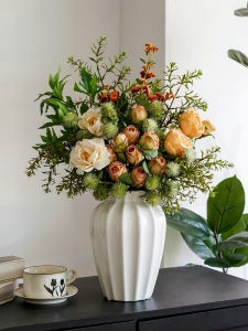 รูปดอกกุหลาบเทียม จิวเวลรี่ตกแต่งบ้าน สไตล์โมเดอร์น ดอกไม้เทียม ช่อดอกไม้ขนาดใหญ่ ดอกไม้สำหรับโต๊ะทำงาน ดอกไม้ในมือ งานฝีมือ