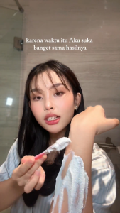 FLOWERGLASS Body Scrub Whitening & Exfoliating La Vie En Rose 150 Gr | Memutihkan & Meratakan warna kulit