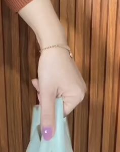 Gelang Titanium Wanita Motif Smile: Perhiasan Harian Anti Karat & Nyaman