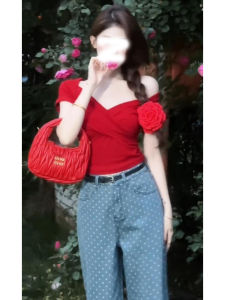 เสื้อยืดแขนสั้นสีแดงเปิดไหล่ทรงสลิมฟิตสำหรับผู้หญิง ฤดูร้อน 2024 แฟชั่น เสื้อผ้าทำงานสไตล์เกาหลี ทรงปกติ ผ้าฝ้ายผสม