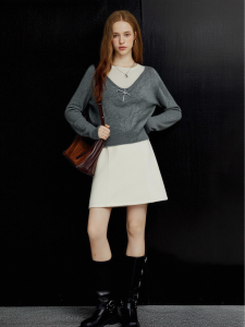 เสื้อสเวตเตอร์ถักคอวีลายผีเสื้อ HUAAPPUW ทรงหลวม แขนยาว ปกติ สำหรับผู้หญิง ฤดูใบไม้ร่วง 2025 ใหม่ โพลีเอสเตอร์ โพลีอะซิเตท โพลีอะซิเตท