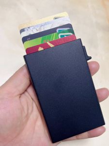 กระเป๋าใส่บัตรสุดเท่สำหรับผู้ชายและผู้หญิงแบบพกพา ทรงสี่เหลี่ยมเล็ก พื้นผิวโลหะสัมผัสหรูหรา กระเป๋าใส่บัตรแบบพับได้ MANGO