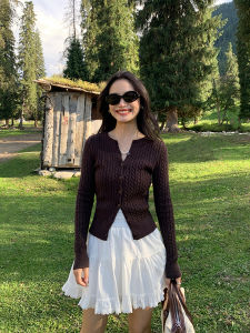 เสื้อคาร์ดิแกนถักสีเทาสำหรับผู้หญิง Pusumede ทรงสลิมฟิต แขนยาว ทรงสั้น เสื้อผ้าทำงานสไตล์ฝรั่งเศส ฤดูใบไม้ผลิ 2024