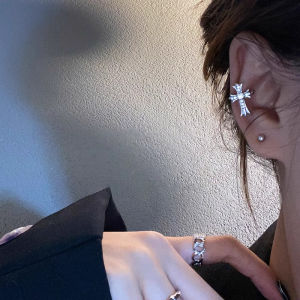 ต่างหูรูปคริสตัลแบบใหม่ที่ไม่ซ้ำใครสำหรับผู้หญิง ดีไซน์เก๋ไก๋ ต่างหูรูปคริสตัลแบบน่ารักและเท่ ต่างหูแฟชั่นที่หรูหรา