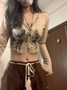 Áo Thun Tay Dài Ngắn Gợi Cảm Cổ Chữ V in Họa Tiết Hoạt Hình Cổ Điển Áo Thun Nữ Mùa Hè Phong Cách Ngọt Ngào Và Gợi Cảm