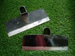 Cangkul pacul koral dan batu split serta pasir