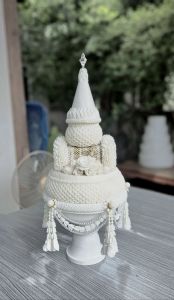 พานธูปเทียนแพสีขาว วางบนพานขนาด 8"