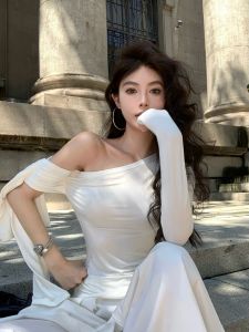 GUZILIAN | เสื้อยืดแขนยาวทรงสลิมฟิตสีดำ ทรงเข้ารูป ดีไซน์ไหล่ไม่สมมาตร ดีไซน์เก๋ไก๋ สำหรับผู้หญิงวัย 18-24 ปี