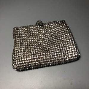 กระเป๋าเพชร ออกงาน มือสอง