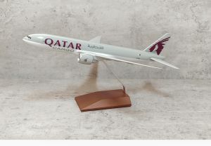 Qatar Cargo Boeing 777-200 Aircraft Freighter 1/200 Display model small defect