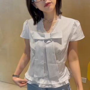 เสื้อโบว์คอวีแถบลูกไม้น่ารักมาก เสื้อแขนสั้นแต่งชายลูกไม้ พร้อมส่งที่ไทยค่า Tbo