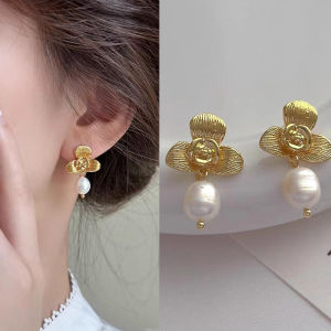 ต่างหูห้อยประดับมุกลายดอกไม้สีทองโรแมนติกสไตล์วินเทจของฝรั่งเศสอุปกรณ์ตกแต่งมือถือเครื่องประดับดีไซน์แฟชั่นใหม่สำหรับผู้หญิง